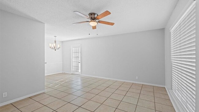 Building Photo - 983 Roaring Springs Rd