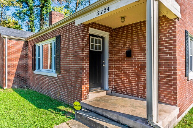 Building Photo - 2224 Harrodsburg Rd