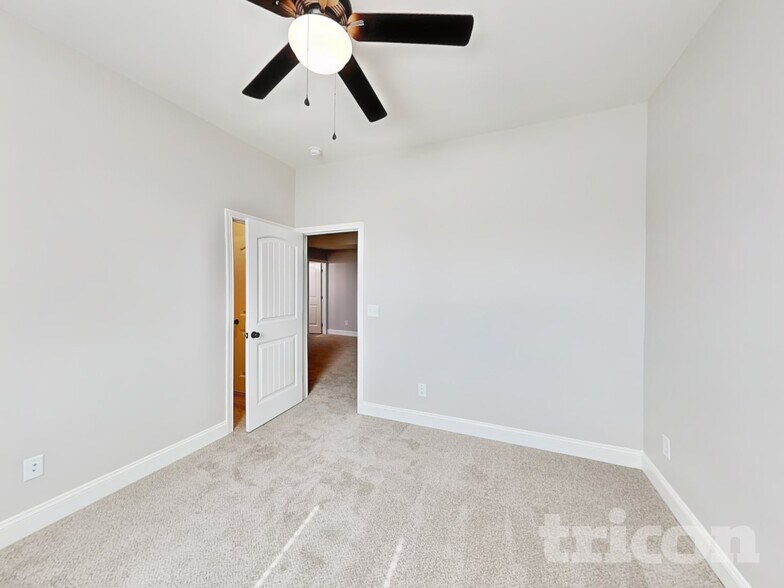 Building Photo - 492 Woodtrace Dr