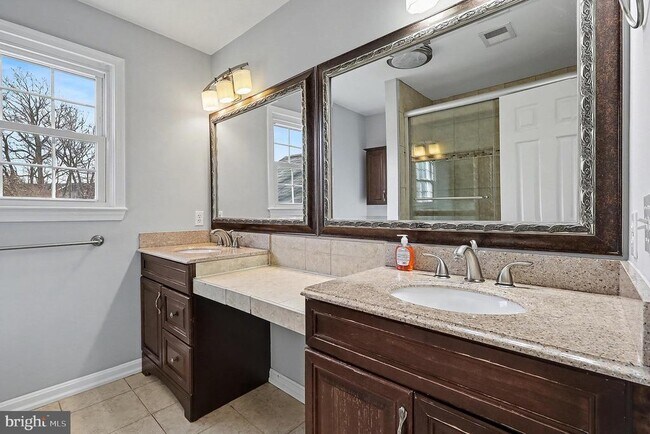 Building Photo - 5819 Stone Ridge Dr