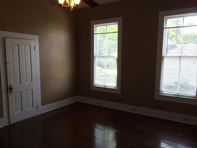 Building Photo - 3 bedroom, 2 bath Historic Home Near Downt...