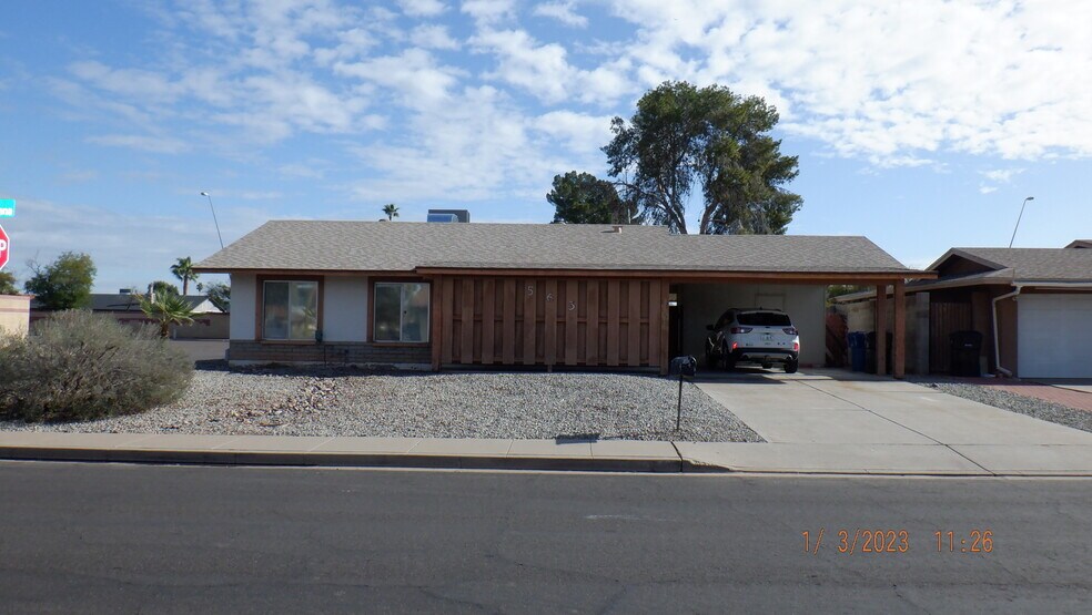 Front - 563 N Santa Anna