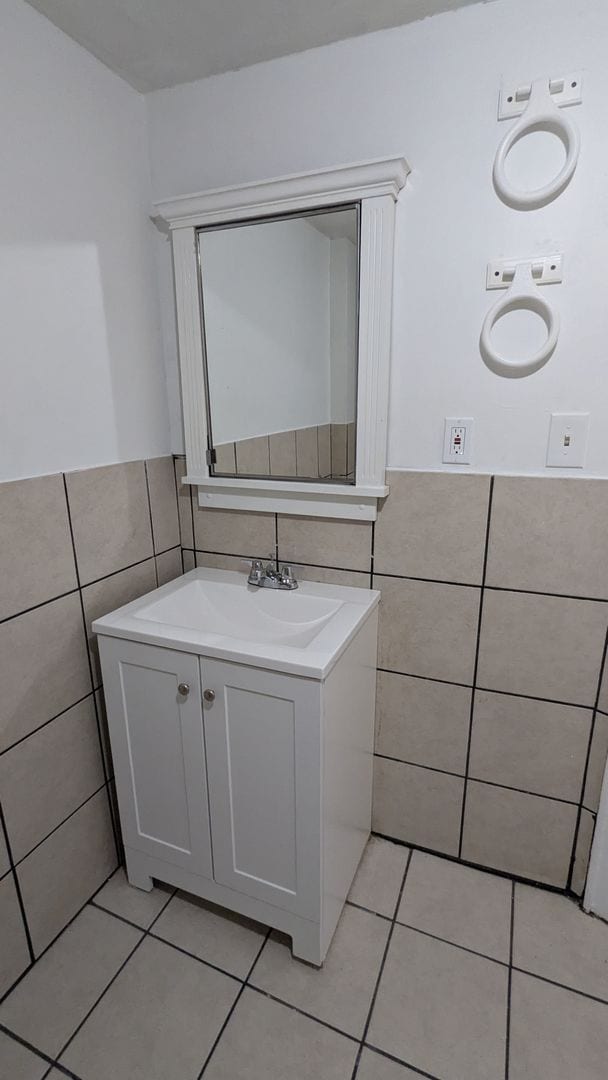 Building Photo - Charming 3-bedroom, 1-bathroom home locate...