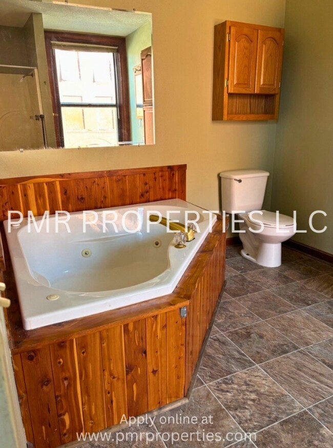 Building Photo - Red Oak Apartments