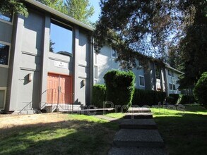 Building Photo - 4629 W Lake Sammamish Pky SE