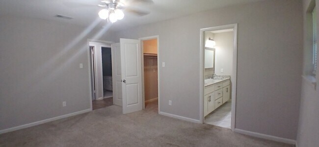 Building Photo - Beautiful 7 beds 3 baths in Ryanwood!