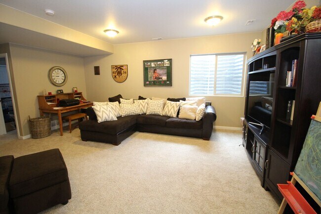 Building Photo - Amazing 4bdrm home in Forest Lakes