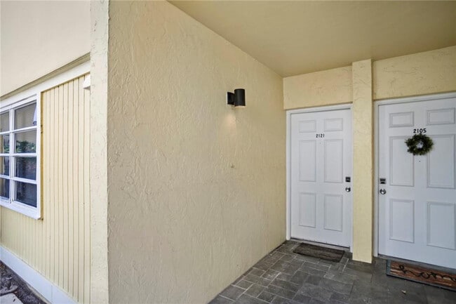 Building Photo - 2121 NE 36th St