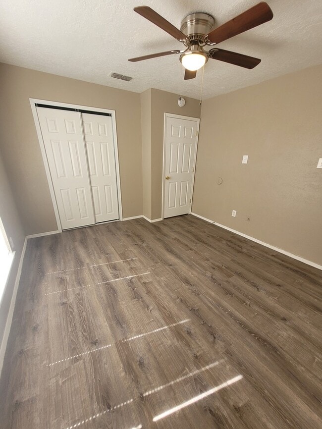 Building Photo - 2 bed 2 bath duplex unit