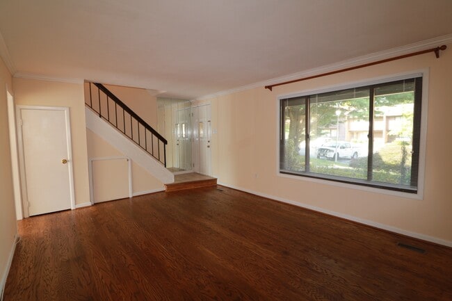 Building Photo - FRESH PAINT AND NEW FLOORING = 3BD + 2.5BA TH