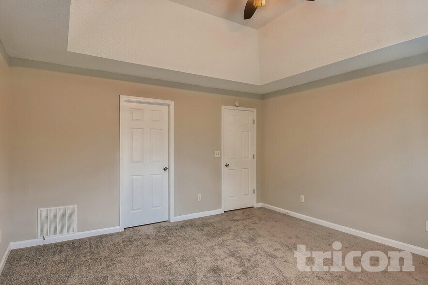 Building Photo - 1309 Vine Cir