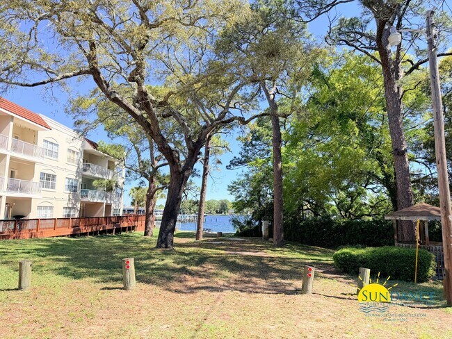 Building Photo - Charming 2BR townhome just steps from beautiful Cinco Bayou in Fort Walton Beach!