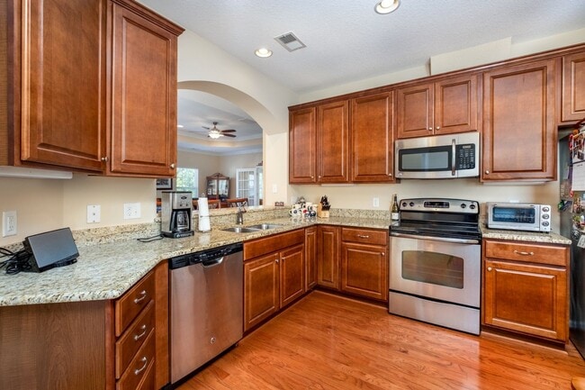 Building Photo - 3BR Open Floor Plan with Garage in Captain...