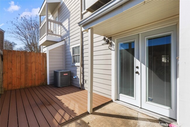 Building Photo - 11710 Southlake Dr