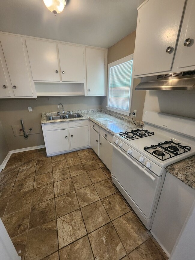 Building Photo - 3 bed 2 bath 1 car garage