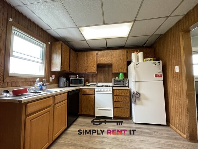 Building Photo - 3 Bedroom House On Campus, Free Parking! A...