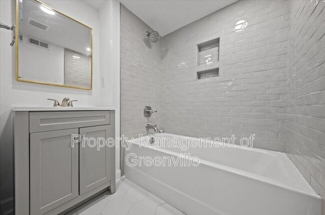 Building Photo - 304 Robin Hood Rd