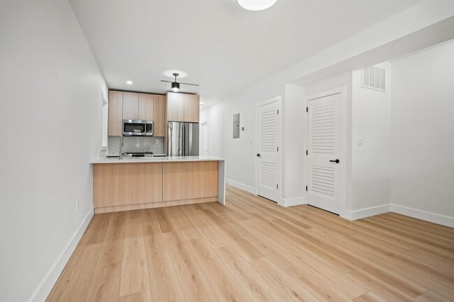 Building Photo - 31 W 46th St
