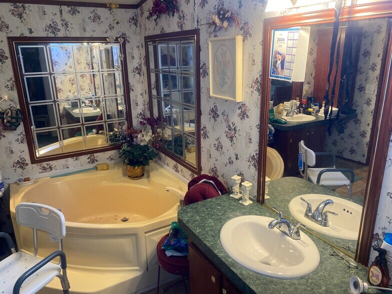 Building Photo - 222 Trailwind St