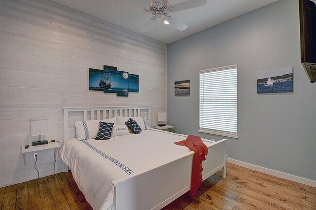 Building Photo - 1924 Eleventh Street-SI ID1023237P