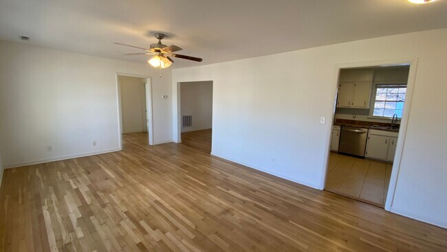 Building Photo - Spacious 4 Bedroom Home