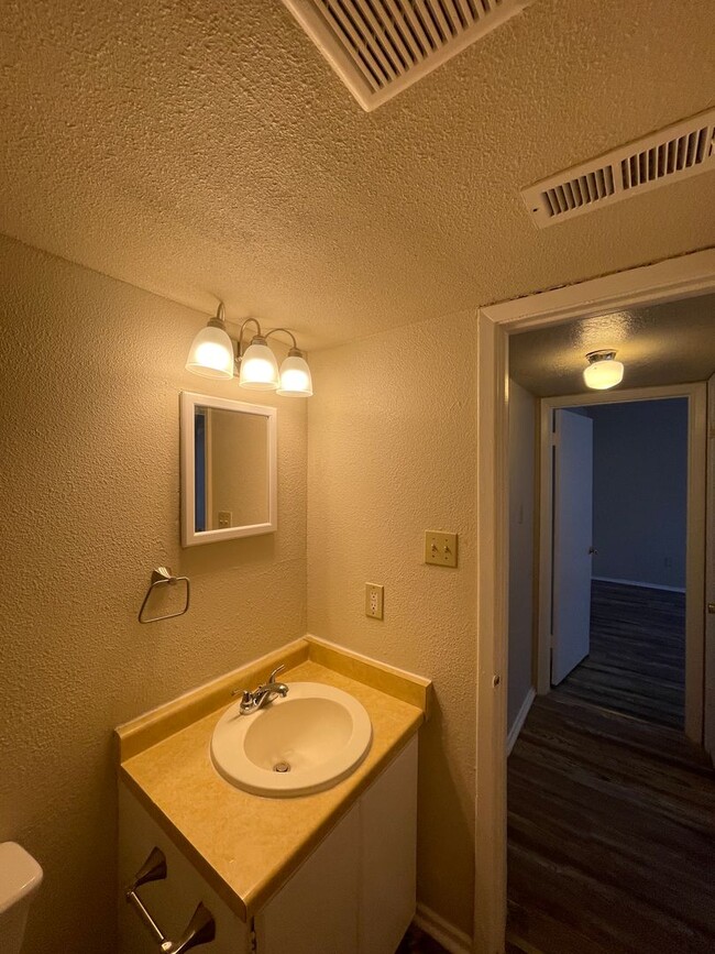 Building Photo - 2 bedroom 1 bath