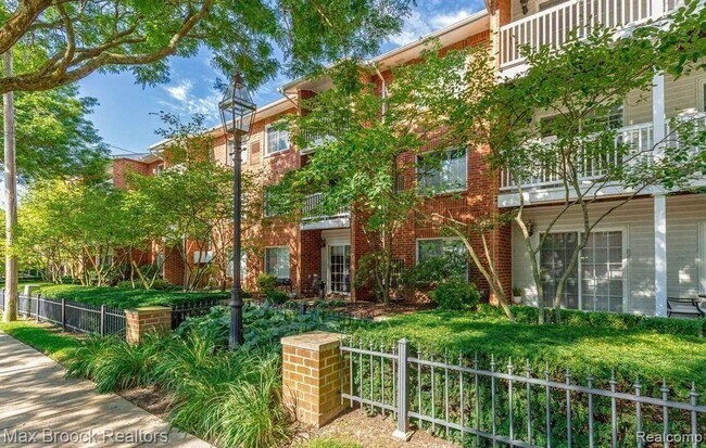 Building Photo - 444 Chester St