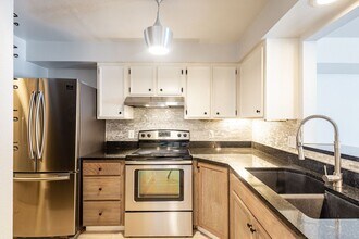 Building Photo - Newly Renovated 2 Bed 1.5 Bath Townhouse