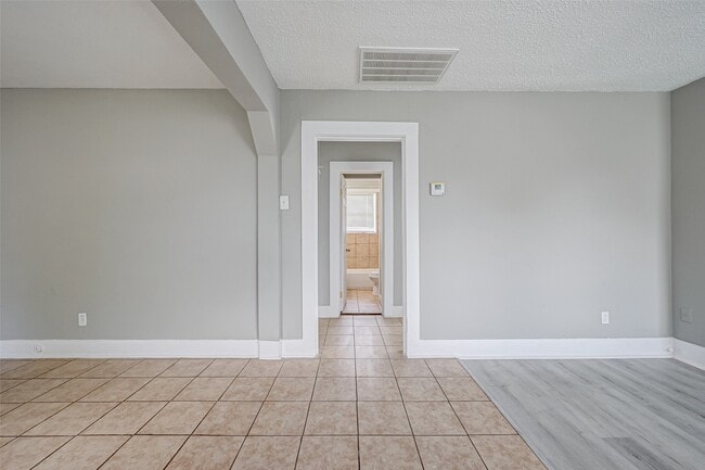 Building Photo - 1101 Elm Unit A St