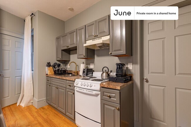 Building Photo - Private bedroom in 3 bed/1 bath Home
