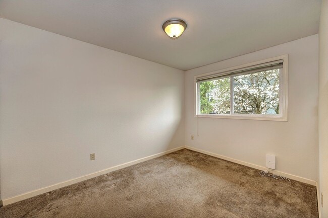 Building Photo - Lynnwood Duplex