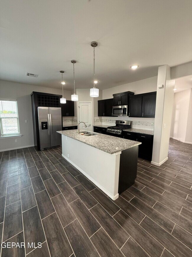 Building Photo - 804 Blingwood