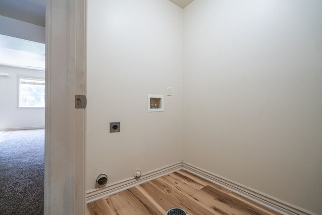 Building Photo - Modern 3 Bed, 2.5 Bath Townhouse - Excelle...