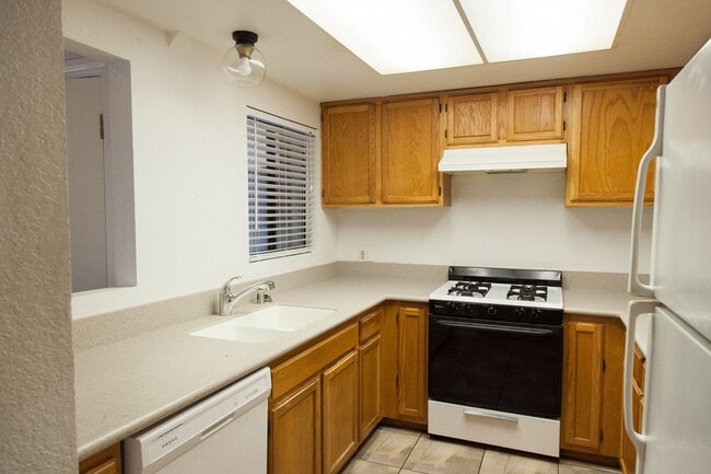 Building Photo - Great location, 2 Bedroom Condo