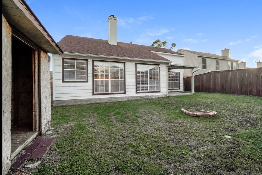 Building Photo - 2504 Creekwood Ln