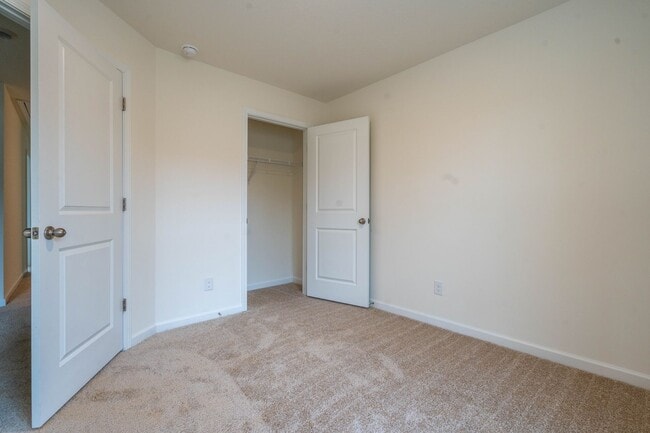 Building Photo - Beautiful newly constructed 3 bed and 2.5 bath townhouse with garage in the heart of jonesborough.