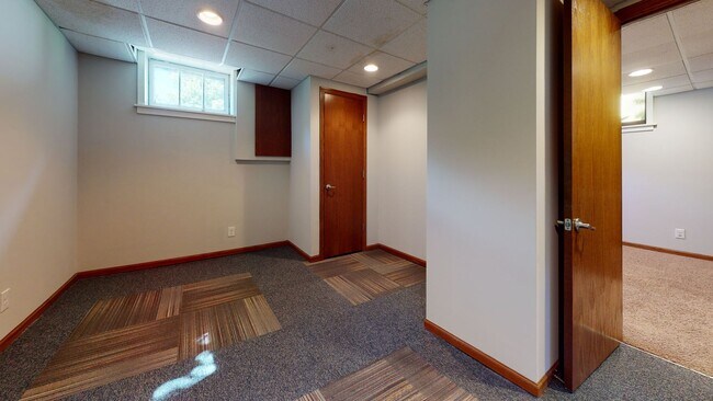 Building Photo - 4 bed 2 bath house !