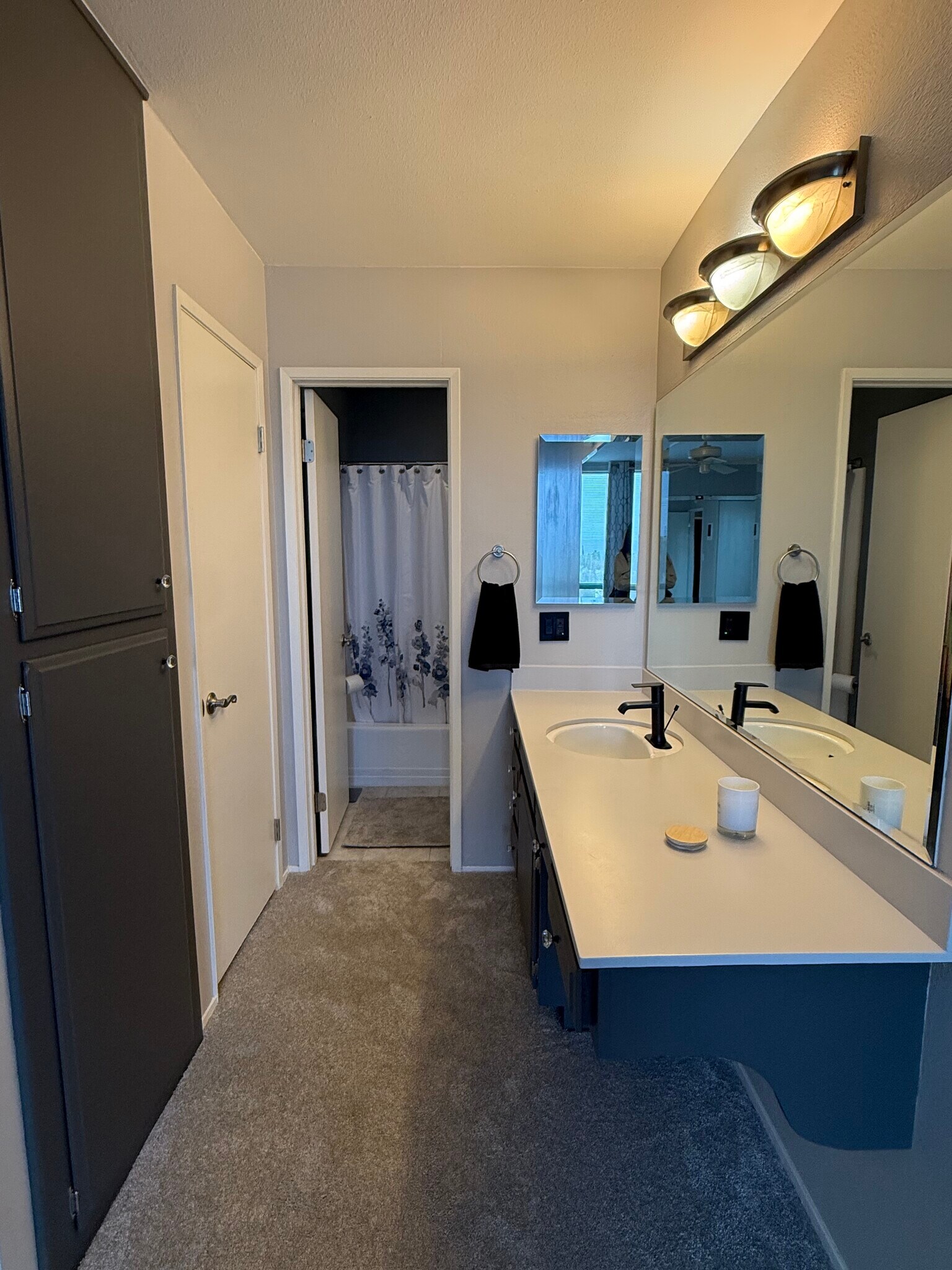 Building Photo - 6930 Hyde Park Dr