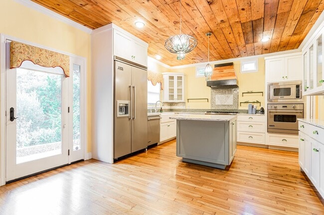 Building Photo - Charming 3 Bed / 2.5 Bath Two-Story Home!