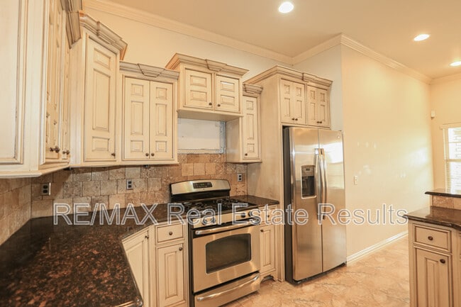 Building Photo - 3607 SW Birchton Ave