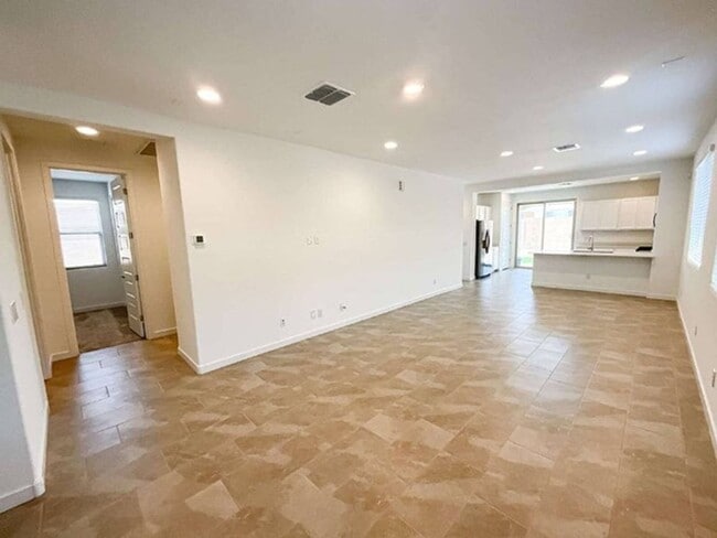 Building Photo - 3 Bedroom, 2 Bath Available NOW!