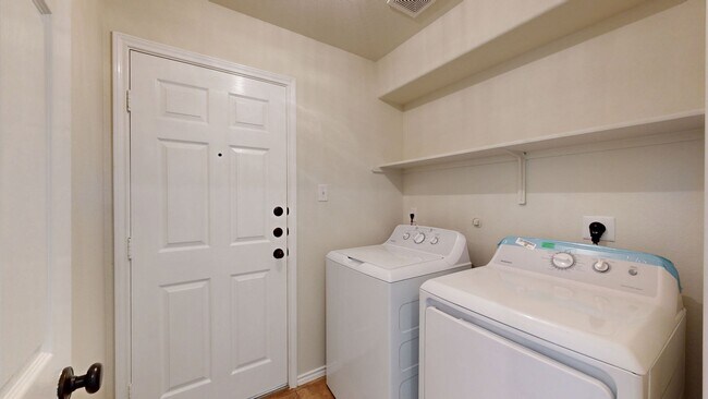 Building Photo - REMODELED BEAUTY WAITING FOR YOU BY FORT H...