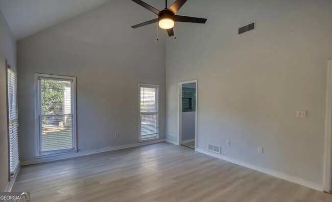Building Photo - 2111 Highland Club Dr SE