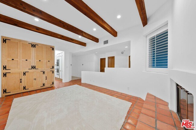 Building Photo - 15500 Sunset Blvd