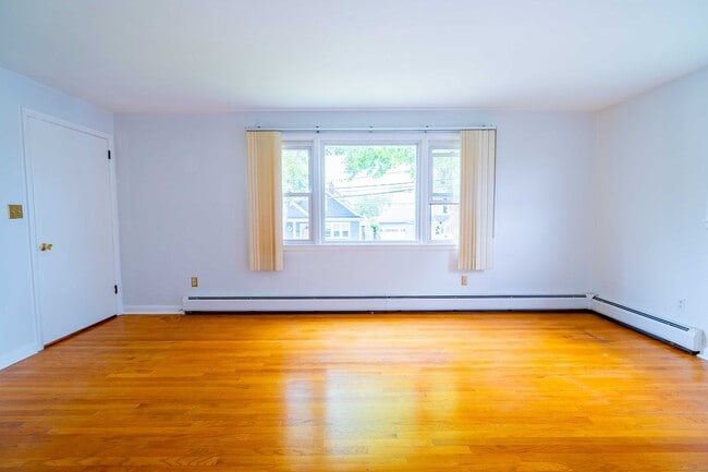 Building Photo - 326 Grovers Ave