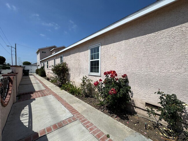 Building Photo - Highly sought-after Del Aire neighborhood!