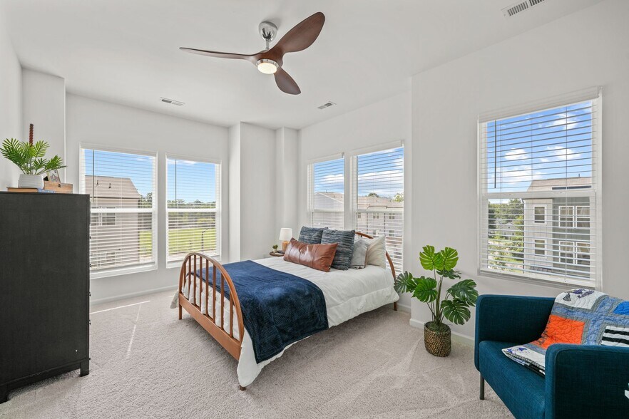 Building Photo - 1955 Robin Hill Ln