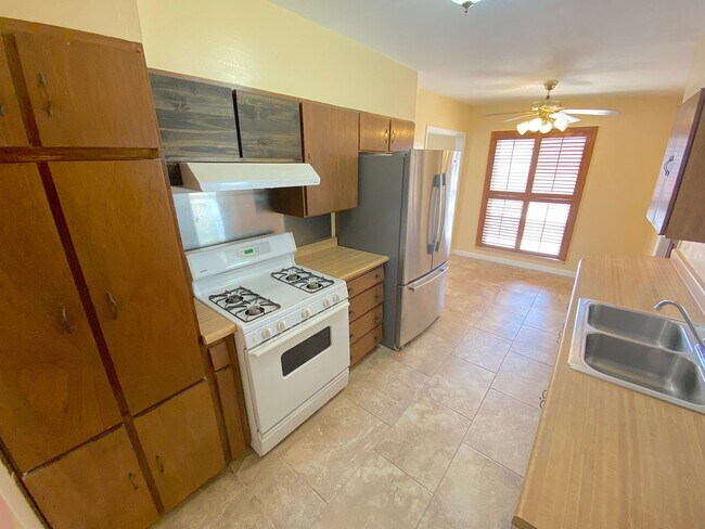 Building Photo - Northeast El Paso 3 Bed Refrig A/C! All Tile Flooring