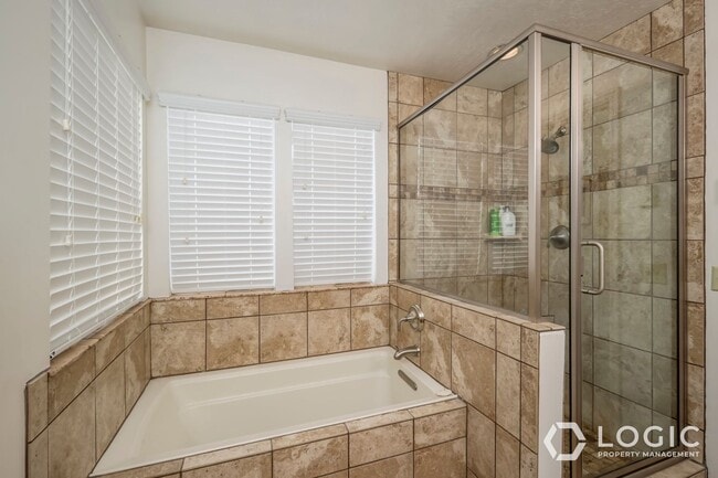 Building Photo - Fully Furnished Row End Townhome!