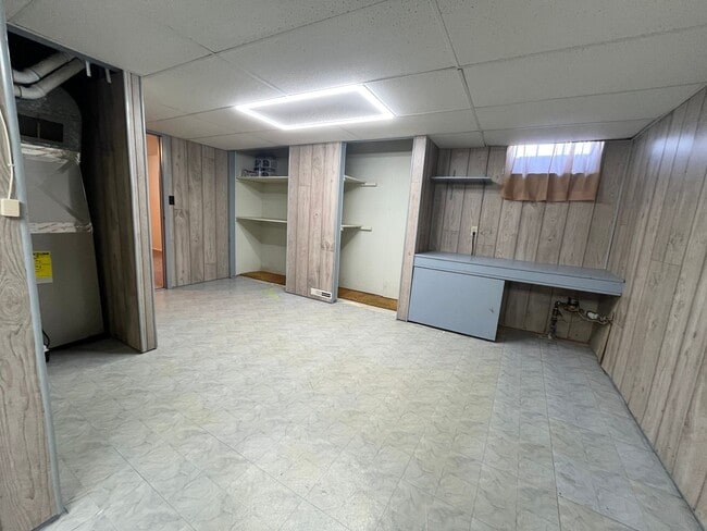 Building Photo - East Side 2 Bed/2 Bath w/ Bonus Room!